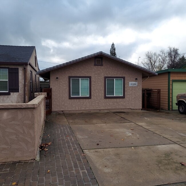 Building Photo - Charming 2bedroom, 2bath home, Like New near Land Park Area and City College.
