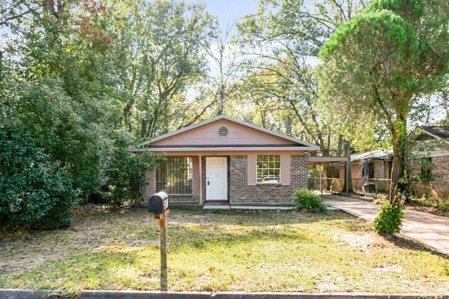 Building Photo - Charming Brick Home Close to Downtown Mobile and Quick Access to I-10!