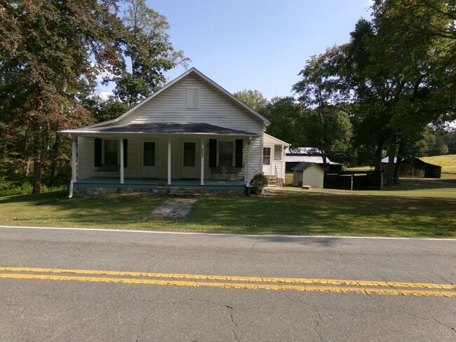 Building Photo - Country Living Rental