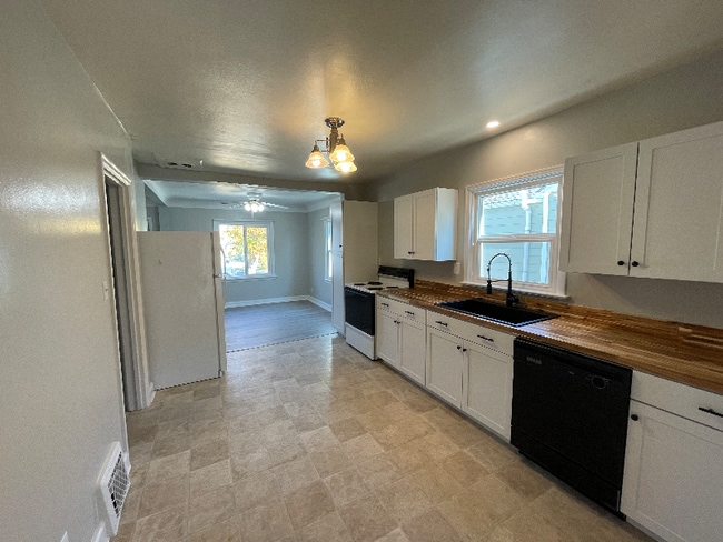 Photo - 236 Custer Ave Unidad 236