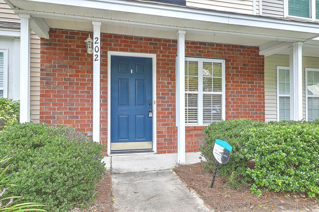 Building Photo - Move in Ready Townhouse in Summer Wood!