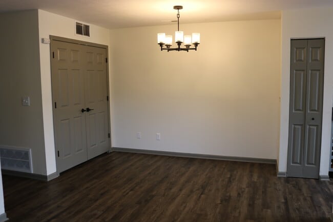 4 Bed dining Room
