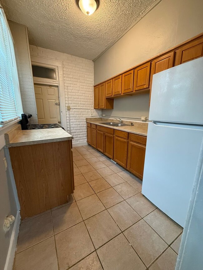 Building Photo - Downstairs 2 bedroom 1 bath $775 a month Unit 1
