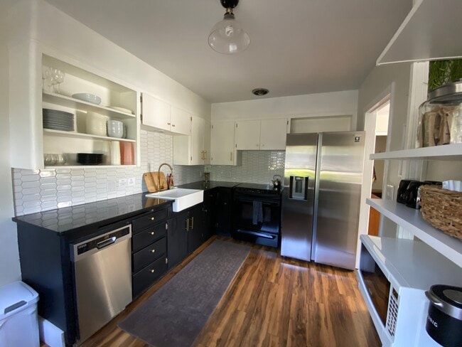 Kitchen - 519 W Milwaukee Dr