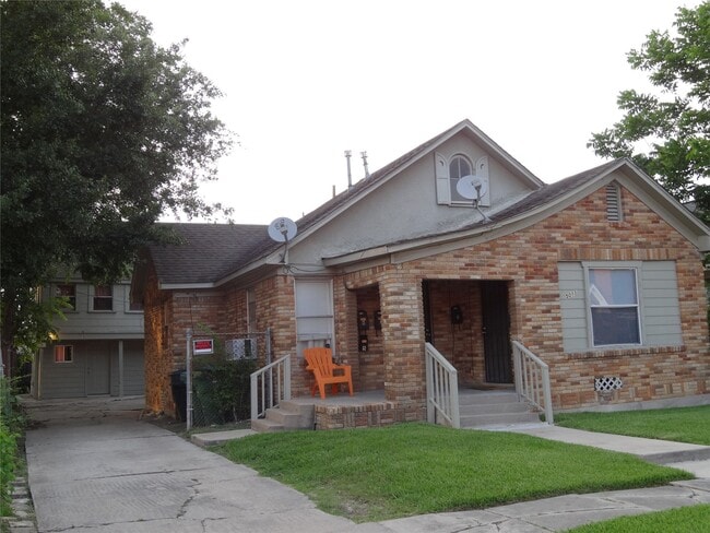Building Photo - 5011 Lindsay St