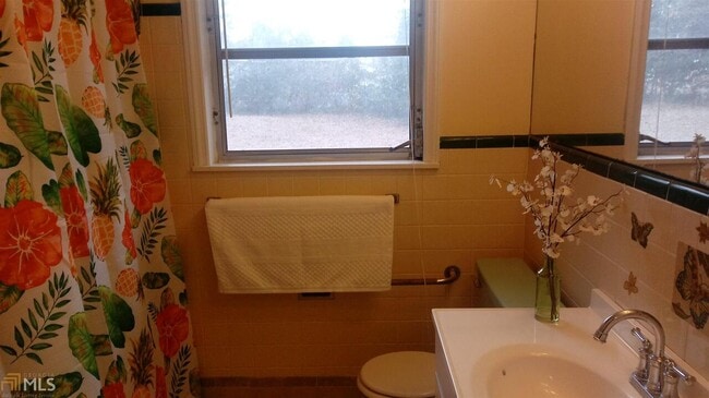 Photo - 203 Walnut Dr