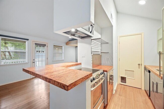 Photo - 1110 W 22nd St Unidad 8