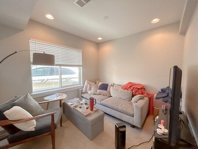 Photo - 2233 Eliot St Unidad 2