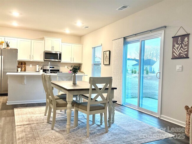 Photo - 3667 Mercer St