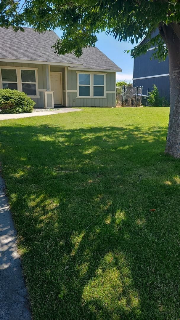 Building Photo - July & August Rent FREE - Central Heat & Air/ Garage/ Bonus Room