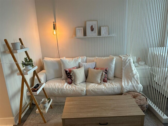 Photo - 10275 Collins Ave Unidad 303 Rental