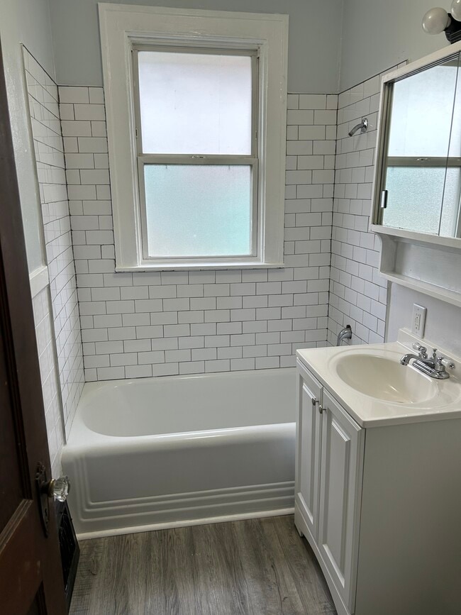 Revestimiento de azulejos nuevo, bañera restaurada, suelo nuevo. - 508 Jersey Ave Unidad First Floor
