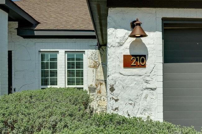 Photo - 210 S Meadowlark St