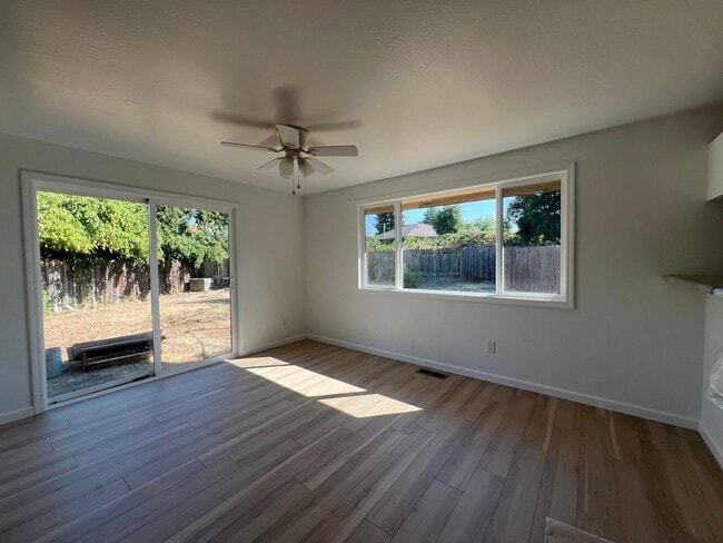 Photo - *Price Reduction* on a Newly renovated thr... Unidad 2676 Upper Dr