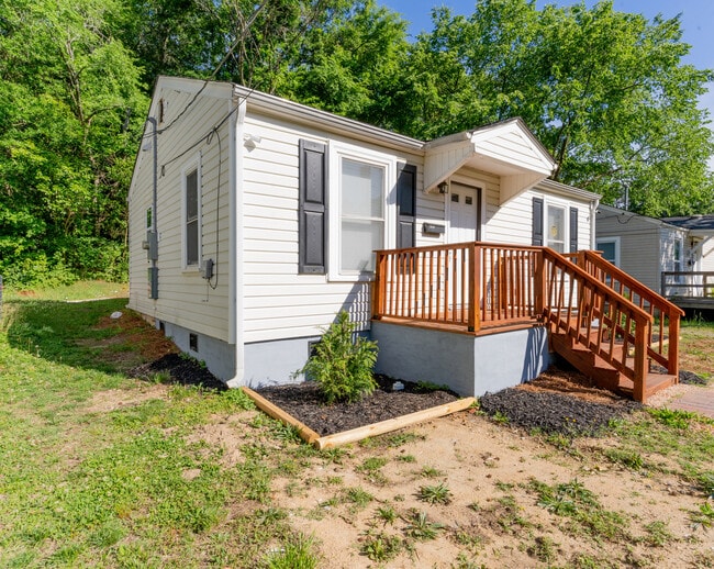 Photo - 315 Broad Dr SW