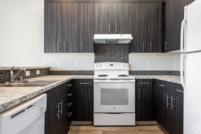 1BR, 1BA - 714 SF