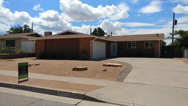 Beautiful 3 Bedroom, 2 Bath Home In The NE... - Beautiful 3 Bedroom, 2 Bath Home In The NE...