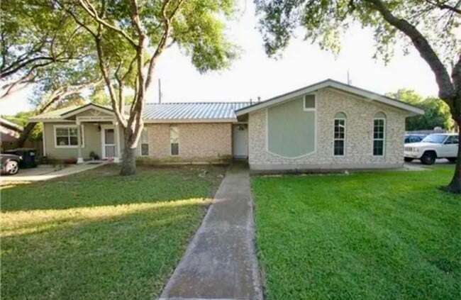 Building Photo - Hitching Post