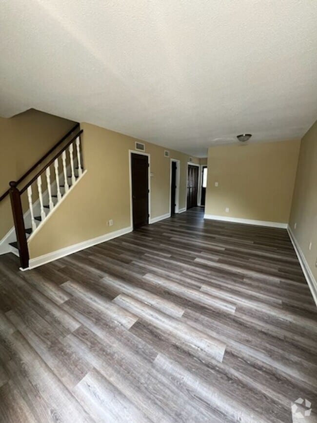 Building Photo - Renovated  Townhouse Unit 3B