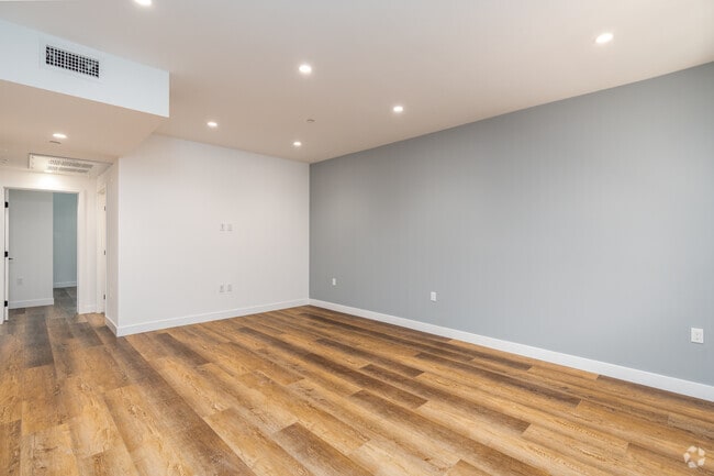 2BR, 2BA - 913SF - Living Room