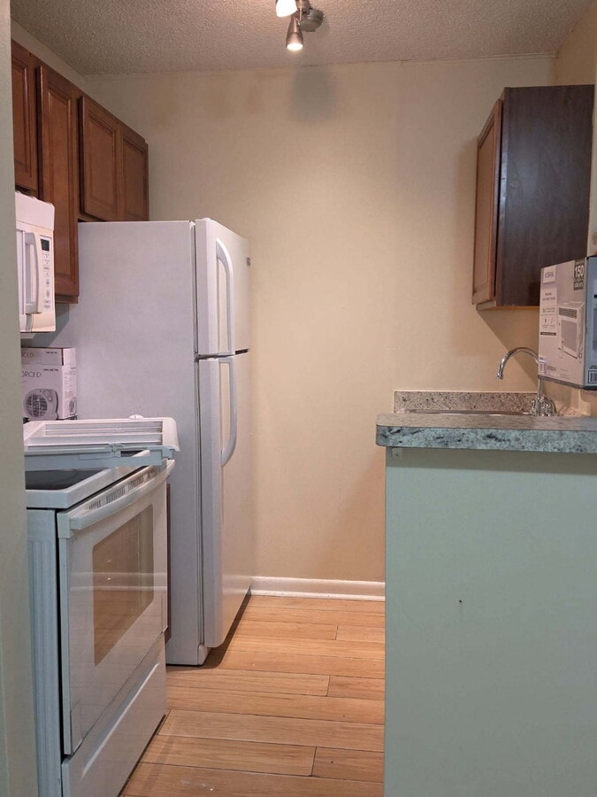 1 bedroom, 1 bath; kitchen with microwave. - 1 bedroom, 1 bath; kitchen with microwave. Unit A