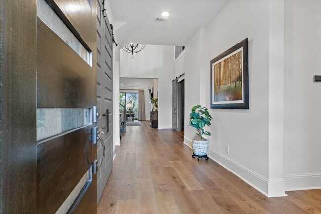 Photo - 902 Falcon Hollow Ln