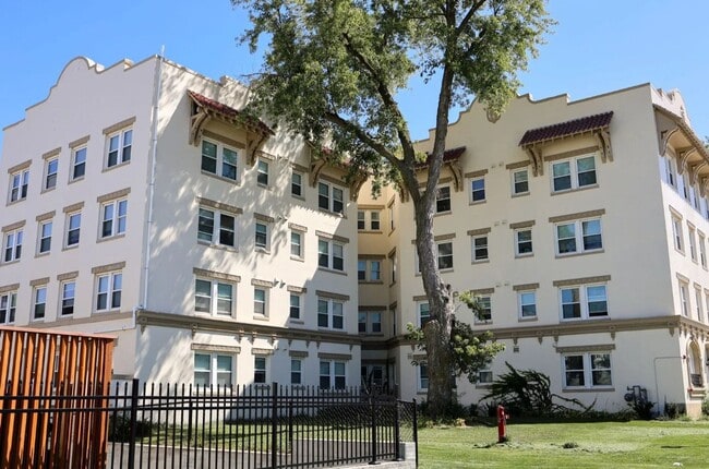 Hanscom and Georgia Row Apartments