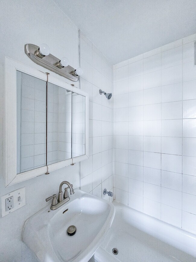 Photo - 4711 N Winthrop Ave Unit #304