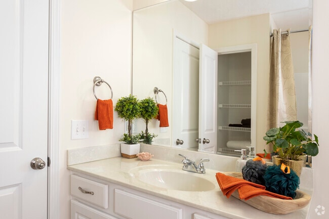 2BR, 2.5BA - 1,300 SF - Bathroom