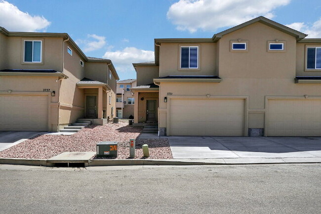 Modern 3-Bedroom Townhome – Conveniently L... - Modern 3-Bedroom Townhome – Conveniently L...
