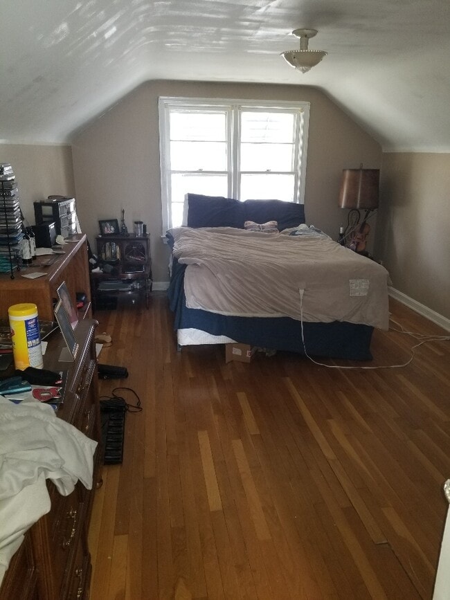 Photo - 3 bedroom Bungalow with finished basement..