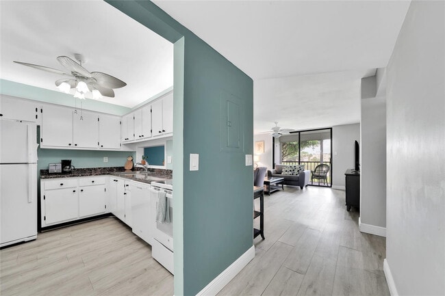 Photo - 5250 Las Verdes Cir Unidad 212