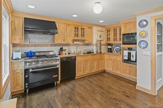 Photo - 87 Piping Rock Rd