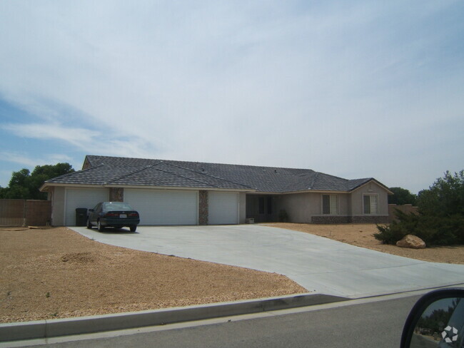 Building Photo - 5 BEDROOM HOME IN DESERT KNOLLS APPLE VALLEY