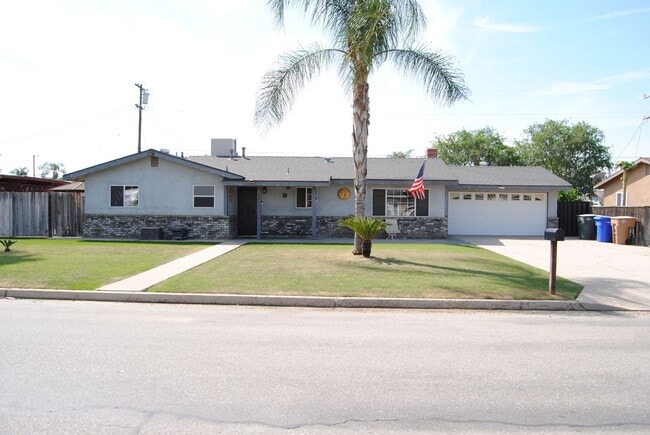 Building Photo - 8817 Butternut Ave