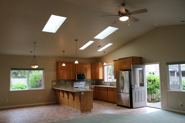 Building Photo - Gorgeous, spacious 3/2.5 with garage and office