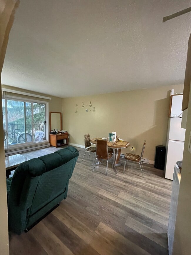 Building Photo - 371-374 4 Ave SE Unit C