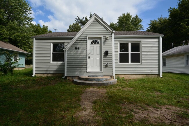 Building Photo - Rent this AMAZING South East Side Recently Remodeled 3 Bedroom 2 Bath!