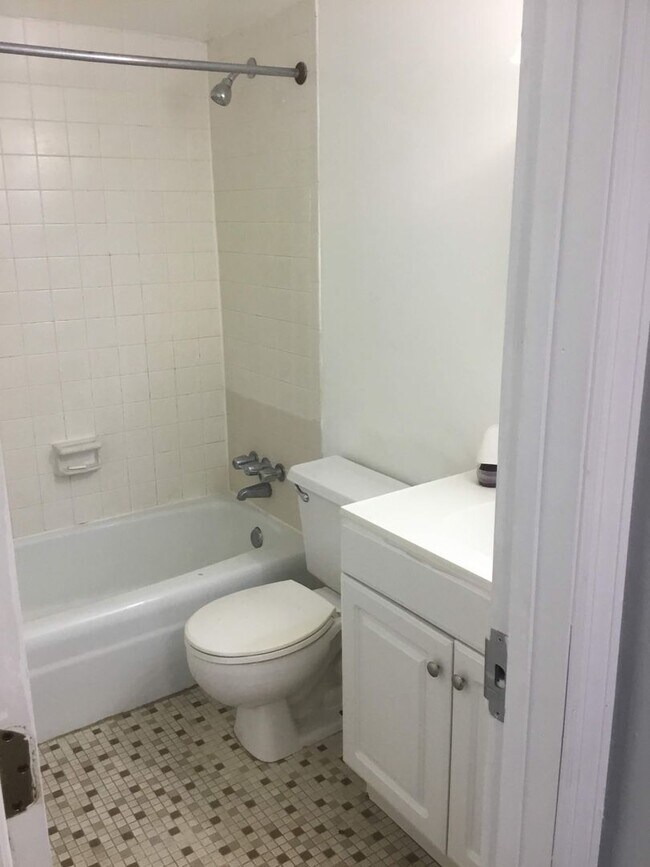 Photo - LEASE TERMS NEGOTIABLE  Summit House, Walk... Unidad P05