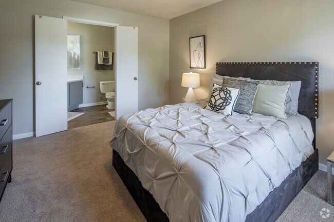 2 habitaciones, 2 baños, 1144 pies cuadrados, dormitorio principal - Elements of Madison Apartments