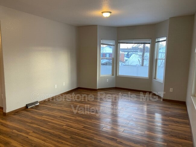 Photo - 642 2nd Ave NW