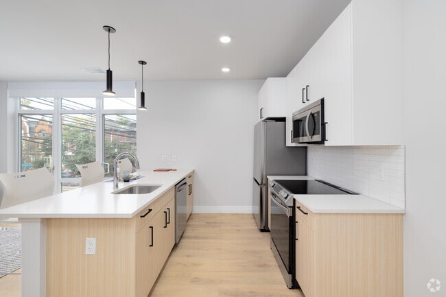 2BR, 2BA - 925SF - Kitchen