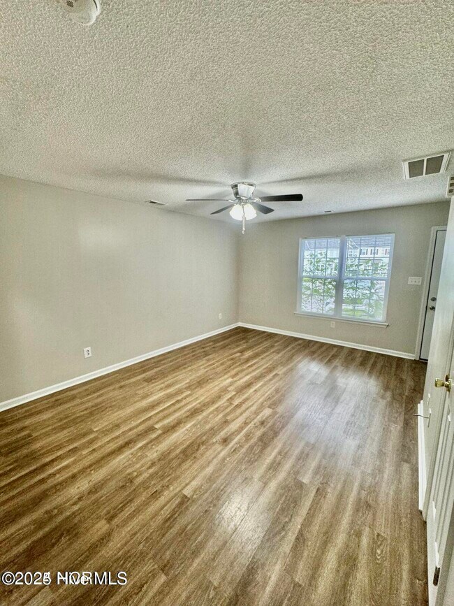 Photo - 319 Bracken Pl