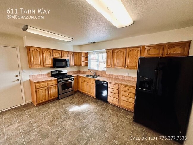 Photo - 611 Tarn Way