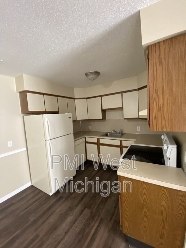 6065 In the Pines Dr SE