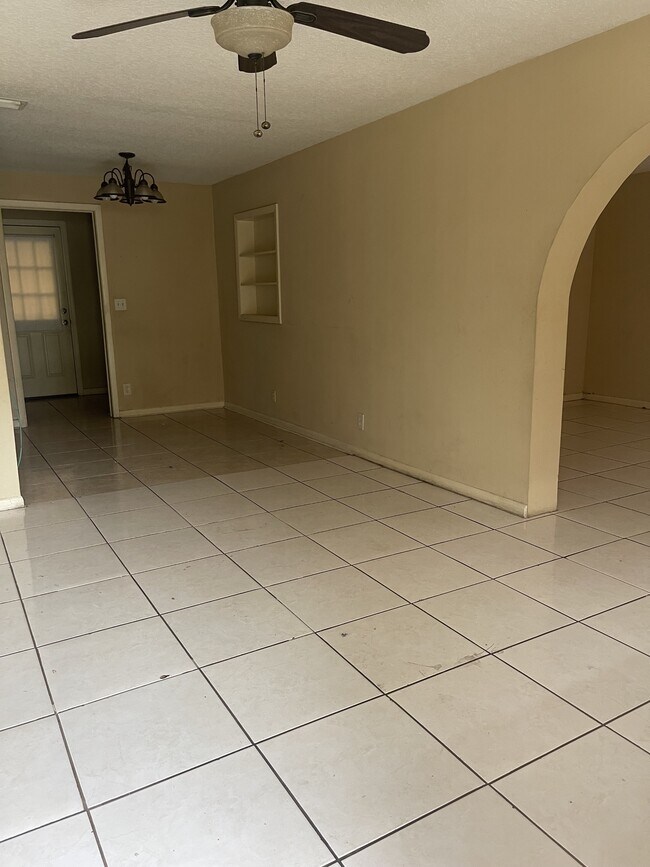 Photo - 5057 Lincoln Cir N