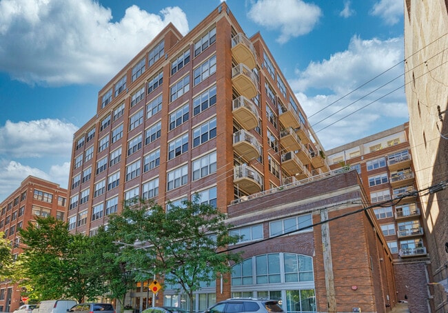 Building Photo - 933 W Van Buren St
