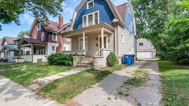 Photo - 823 Dewey Ave