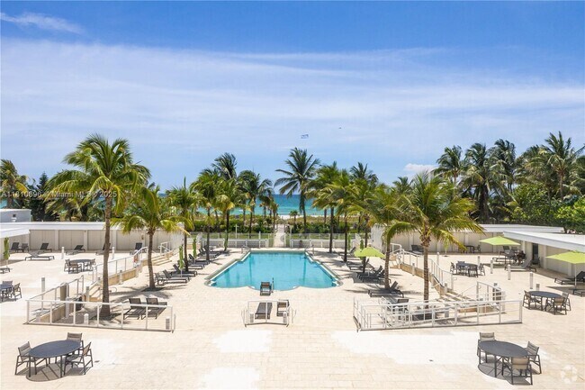Building Photo - 4925 Collins Ave Unit 2C Rental