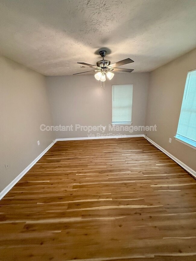 Photo - 701 English St
